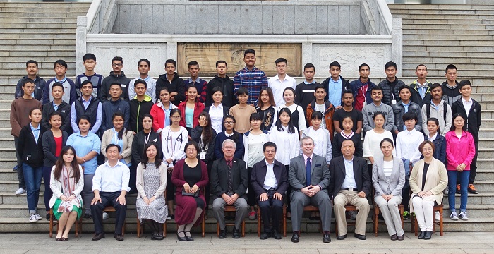 12月14日，出席交流會的領(lǐng)導(dǎo)嘉賓與學(xué)生合影留念（黨委宣傳部 邱丹丹攝影）.jpg