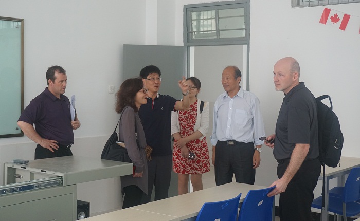 評估組實地參觀中加合作辦學(xué)項目多媒體教室（中加學(xué)院提供）.jpg