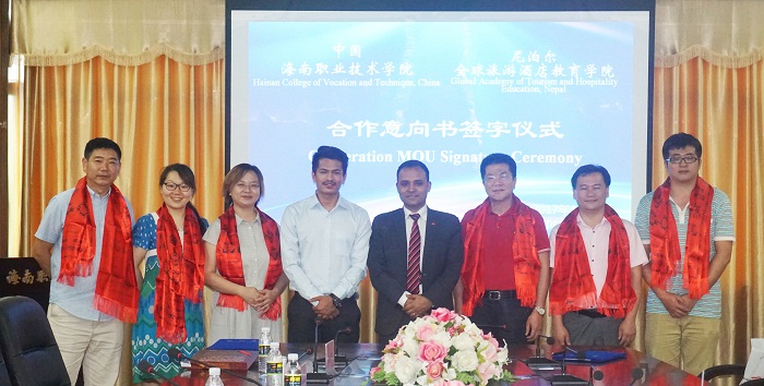 雙方出席簽約儀式的領(lǐng)導(dǎo)及相關(guān)人員合影（外事僑務(wù)辦 梁林晴攝影）.jpg