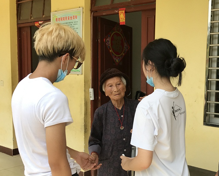 志愿者與敬老院的老人拉家常（外事僑務(wù)辦 韓燁攝影）.jpg