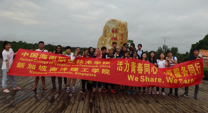 志愿者在東寨港紅樹林自然保護(hù)區(qū)合影留念（外事僑務(wù)辦 韓燁攝影）.jpg