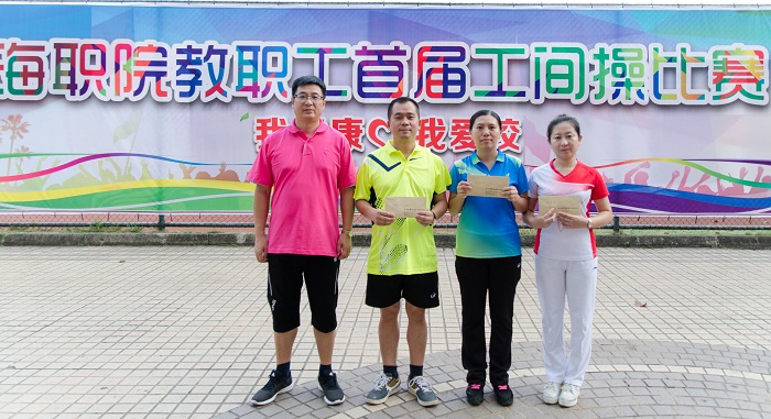 王安興為二等獎(jiǎng)獲得者頒獎(jiǎng)（圖書(shū)館 梁平攝影）.jpg