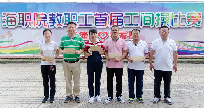 林方賀為三等獎(jiǎng)獲得者頒獎(jiǎng)（圖書(shū)館 梁平攝影）.jpg