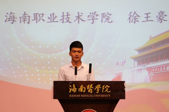 2016級汽車服務(wù)與營銷班徐王豪演講現(xiàn)場（海職青年記者團 黎加奎攝影）.JPG