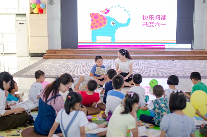 “快樂閱讀、共度六一”教職工親子繪本閱讀活動(dòng)現(xiàn)場(chǎng)（圖書館 梁平攝影）.jpg
